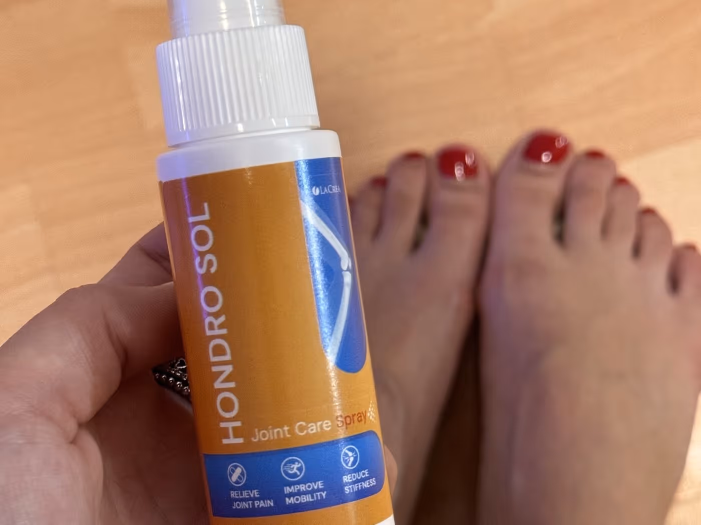 Application du spray Hondro Sol sur la cheville et le dessus du pied