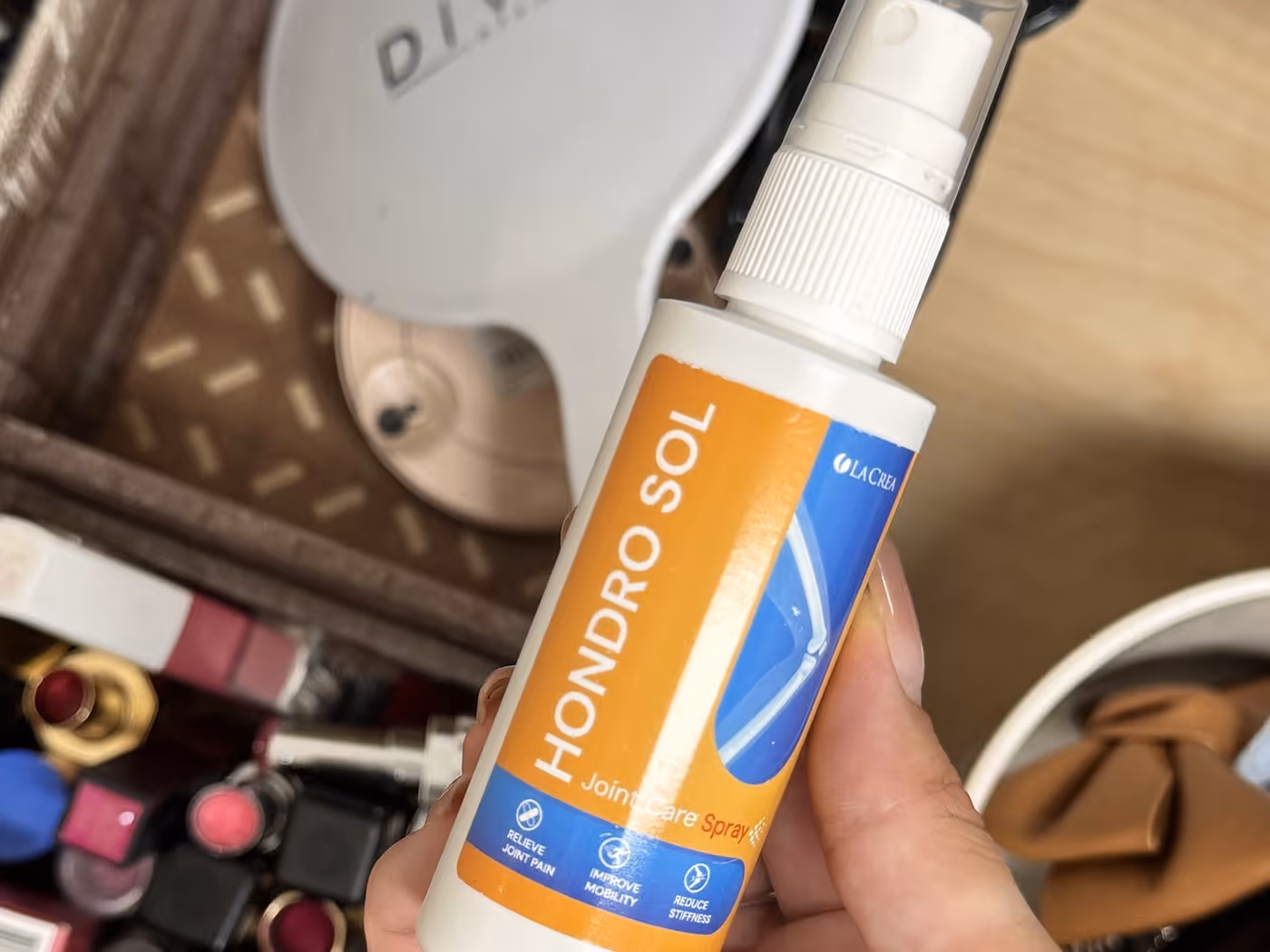 Primer plano del bote pulverizador de Hondro Sol de 60 ml en la mano