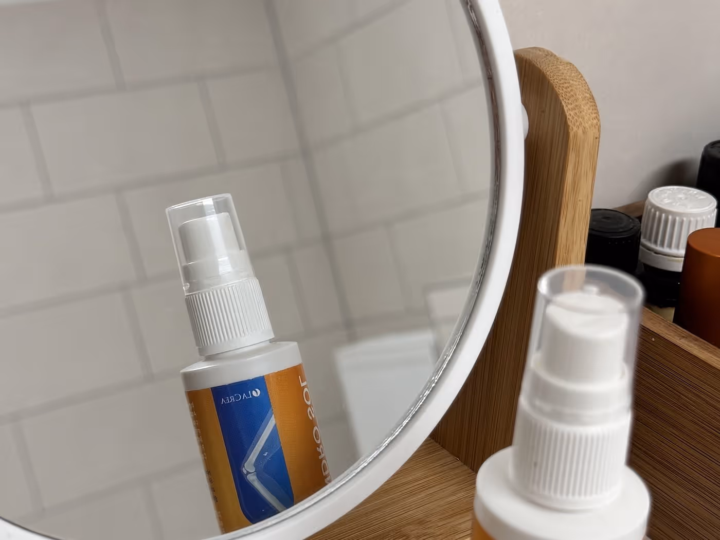 Flacon de Hondro Sol posé sur une étagère de salle de bain, en usage quotidien